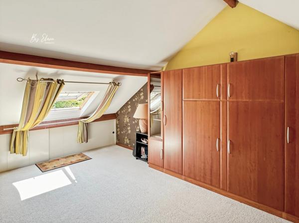 Maison familiale lumineuse au calme – 5 chambres + bureau – Grand terrain piscinable avec vue dégagée. Proximité immédiate commerces, écoles, accès A4/A104 – 10 min RER A, 30 min Paris.