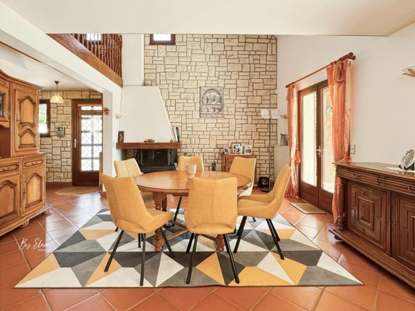 Maison familiale lumineuse au calme – 5 chambres + bureau – Grand terrain piscinable avec vue dégagée. Proximité immédiate commerces, écoles, accès A4/A104 – 10 min RER A, 30 min Paris.