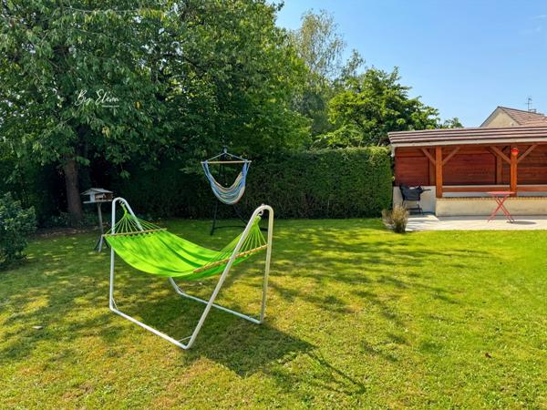 Maison familiale lumineuse au calme – 5 chambres + bureau – Grand terrain piscinable avec vue dégagée. Proximité immédiate commerces, écoles, accès A4/A104 – 10 min RER A, 30 min Paris.