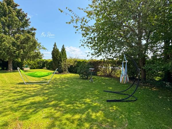 Maison familiale lumineuse au calme – 5 chambres + bureau – Grand terrain piscinable avec vue dégagée. Proximité immédiate commerces, écoles, accès A4/A104 – 10 min RER A, 30 min Paris.