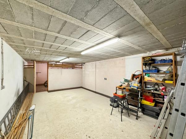 Maison familiale lumineuse au calme – 5 chambres + bureau – Grand terrain piscinable avec vue dégagée. Proximité immédiate commerces, écoles, accès A4/A104 – 10 min RER A, 30 min Paris.