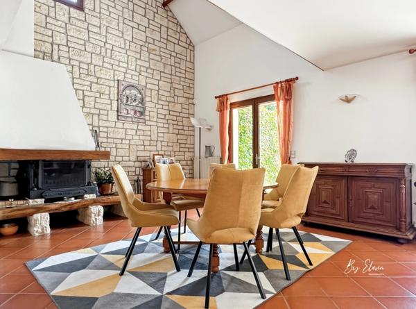 Maison familiale lumineuse au calme – 5 chambres + bureau – Grand terrain piscinable avec vue dégagée. Proximité immédiate commerces, écoles, accès A4/A104 – 10 min RER A, 30 min Paris.