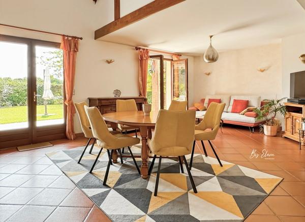 Maison familiale lumineuse au calme – 5 chambres + bureau – Grand terrain piscinable avec vue dégagée. Proximité immédiate commerces, écoles, accès A4/A104 – 10 min RER A, 30 min Paris.