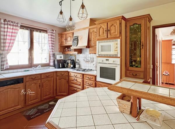 Maison familiale lumineuse au calme – 5 chambres + bureau – Grand terrain piscinable avec vue dégagée. Proximité immédiate commerces, écoles, accès A4/A104 – 10 min RER A, 30 min Paris.