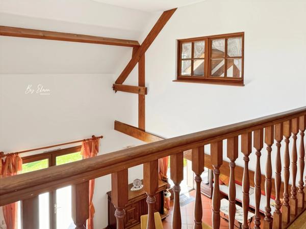 Maison familiale lumineuse au calme – 5 chambres + bureau – Grand terrain piscinable avec vue dégagée. Proximité immédiate commerces, écoles, accès A4/A104 – 10 min RER A, 30 min Paris.