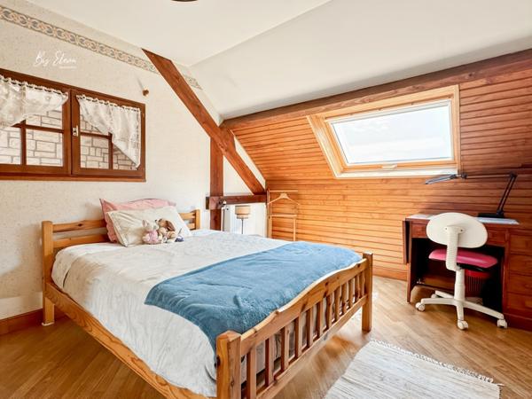 Maison familiale lumineuse au calme – 5 chambres + bureau – Grand terrain piscinable avec vue dégagée. Proximité immédiate commerces, écoles, accès A4/A104 – 10 min RER A, 30 min Paris.