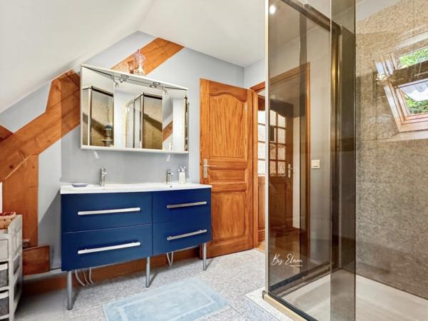 Maison familiale lumineuse au calme – 5 chambres + bureau – Grand terrain piscinable avec vue dégagée. Proximité immédiate commerces, écoles, accès A4/A104 – 10 min RER A, 30 min Paris.