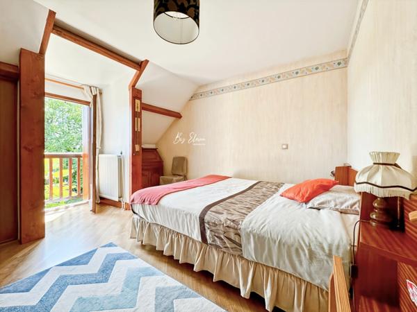 Maison familiale lumineuse au calme – 5 chambres + bureau – Grand terrain piscinable avec vue dégagée. Proximité immédiate commerces, écoles, accès A4/A104 – 10 min RER A, 30 min Paris.