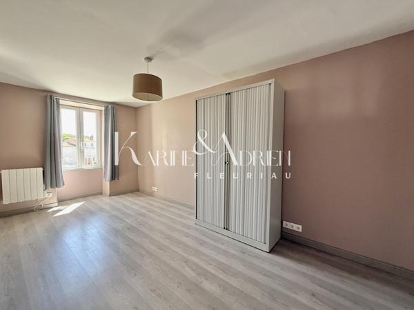 Immeuble de ville avec commerce + appartement T2 au dessus + grenier aménageable