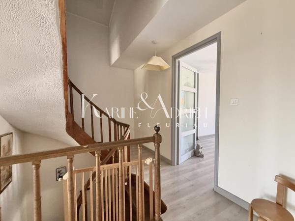 Immeuble de ville avec commerce + appartement T2 au dessus + grenier aménageable