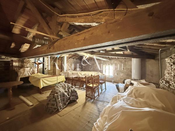Immeuble de ville avec commerce + appartement T2 au dessus + grenier aménageable