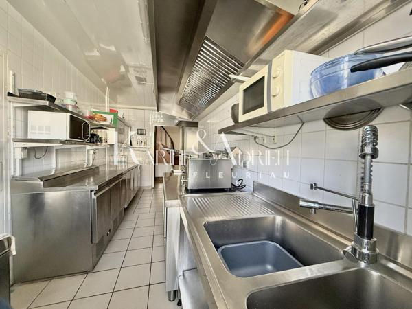 Immeuble de ville avec commerce + appartement T2 au dessus + grenier aménageable