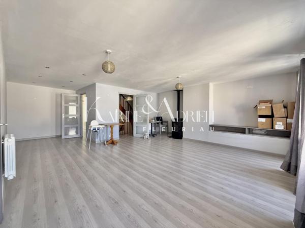 Immeuble de ville avec commerce + appartement T2 au dessus + grenier aménageable
