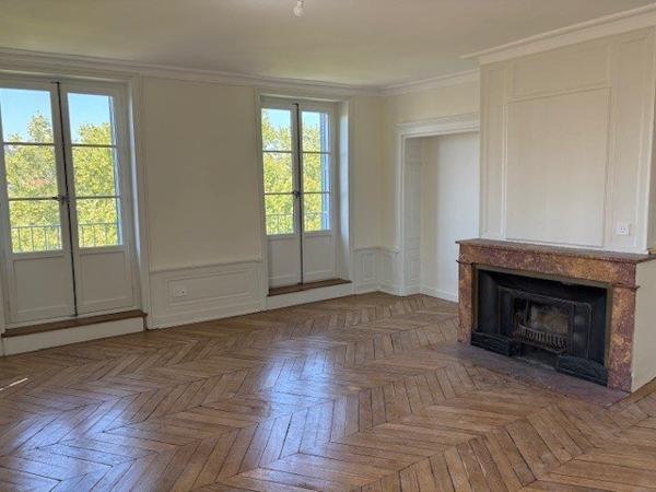 APPARTEMENT T4 A LOUER - LYON 3EME ARRONDISSEMENT Jussieu 144 m 2 2 225 € charges comprises par mois