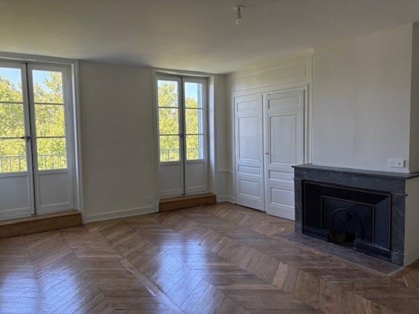 APPARTEMENT T4 A LOUER - LYON 3EME ARRONDISSEMENT Jussieu 144 m 2 2 225 € charges comprises par mois