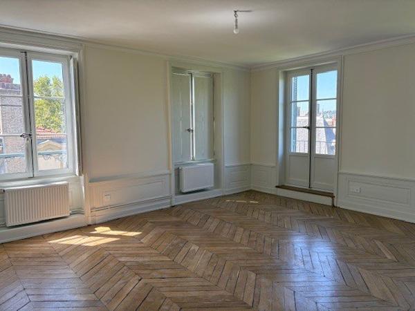 APPARTEMENT T4 A LOUER - LYON 3EME ARRONDISSEMENT Jussieu 144 m 2 2 225 € charges comprises par mois