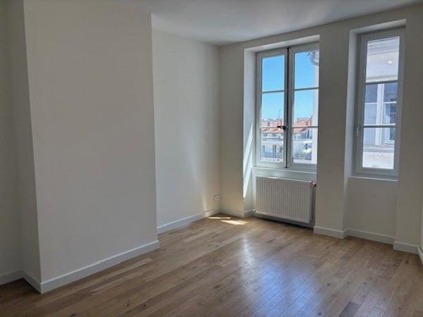 APPARTEMENT T4 A LOUER - LYON 3EME ARRONDISSEMENT Jussieu 144 m 2 2 225 € charges comprises par mois