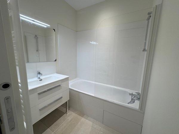 APPARTEMENT T4 A LOUER - LYON 3EME ARRONDISSEMENT Jussieu 144 m 2 2 225 € charges comprises par mois