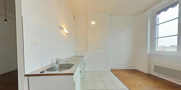 STUDIO A LOUER - LYON 4EME ARRONDISSEMENT Place Croix Rousse-Austerlitz 38.6 m 2 580 € charges comprises par mois
