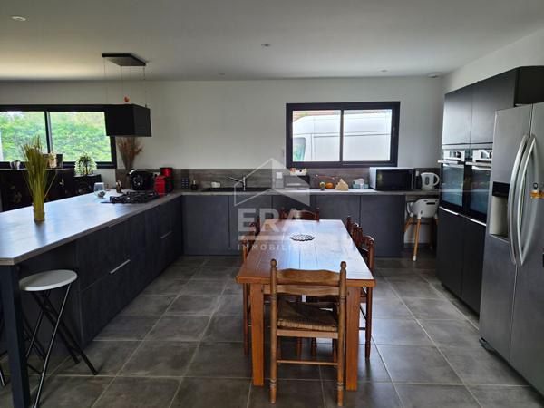 Maison plain pied, 7 pièces à vendre à Montpon Ménestérol - 157 m².