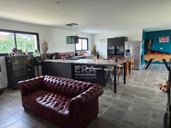 Maison plain pied, 7 pièces à vendre à Montpon Ménestérol - 157 m².