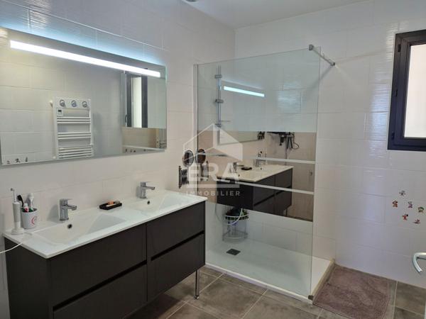 Maison plain pied, 7 pièces à vendre à Montpon Ménestérol - 157 m².