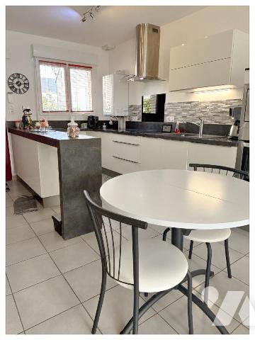 Maison traditionnelle avec garage et trois chambres 