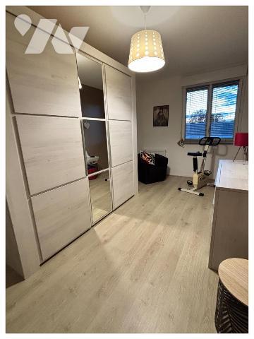 Maison traditionnelle avec garage et trois chambres 