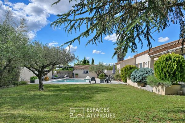 Maison rénovée avec piscine, local professionnel et son studio.