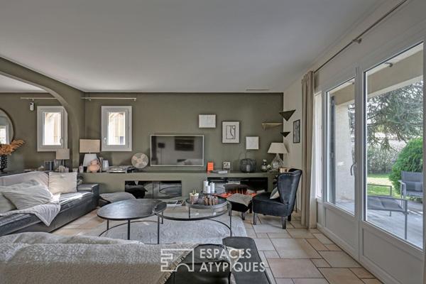 Maison rénovée avec piscine, local professionnel et son studio.