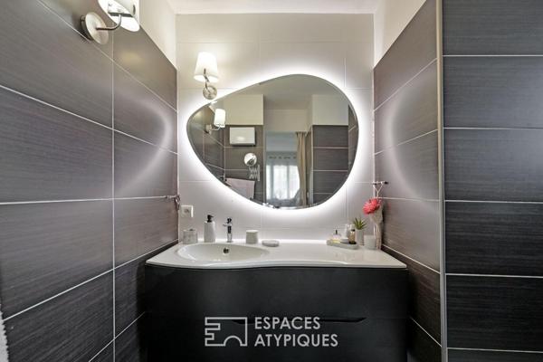 Maison rénovée avec piscine, local professionnel et son studio.