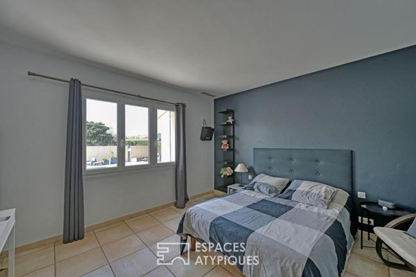 Maison rénovée avec piscine, local professionnel et son studio.
