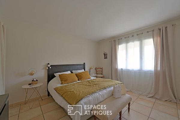 Maison rénovée avec piscine, local professionnel et son studio.