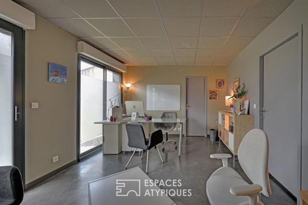 Maison rénovée avec piscine, local professionnel et son studio.