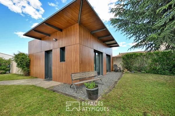 Maison rénovée avec piscine, local professionnel et son studio.