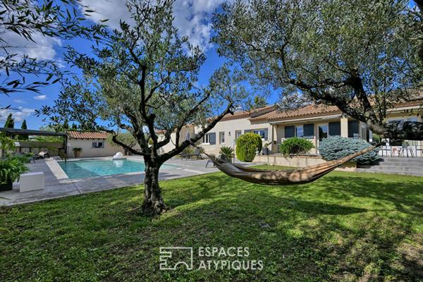 Maison rénovée avec piscine, local professionnel et son studio.