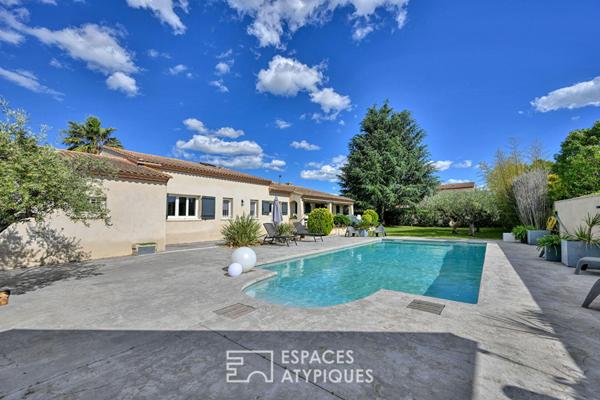 Maison rénovée avec piscine, local professionnel et son studio.