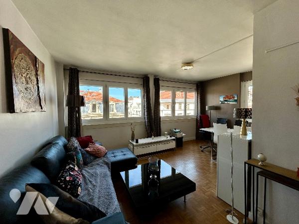 Un appartement de deux pièces lumineux en bon état situé au septième étage.