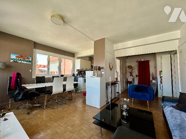 Un appartement de deux pièces lumineux en bon état situé au septième étage.