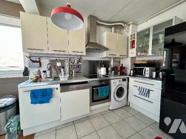 Un appartement de deux pièces lumineux en bon état situé au septième étage.