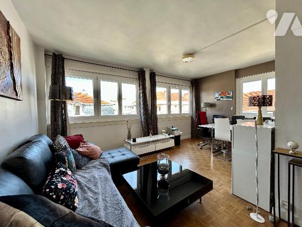 Un appartement de deux pièces lumineux en bon état situé au septième étage.