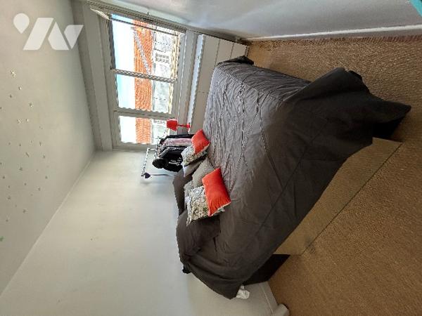 Un appartement de deux pièces lumineux en bon état situé au septième étage.