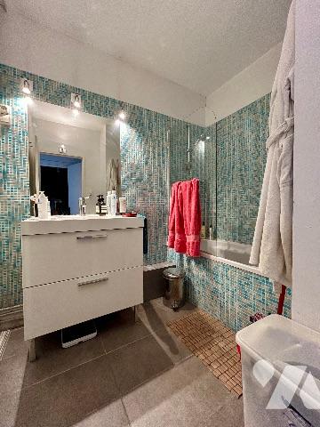 Un appartement de deux pièces lumineux en bon état situé au septième étage.