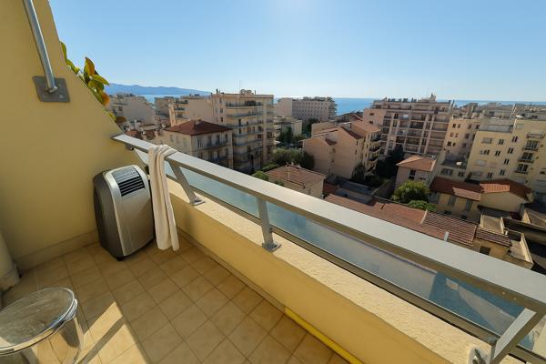 A VENDRE / Appartement  studio Nice Californie 20 m2 balcon vue mer dernier étage