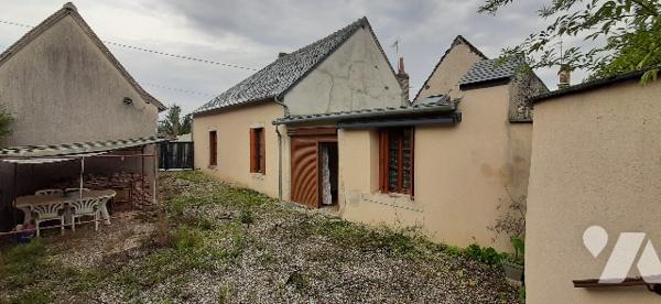 Maison de ville  de plain pied entièrement restaurée avec garage et jardin