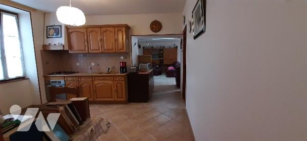 Maison de ville  de plain pied entièrement restaurée avec garage et jardin