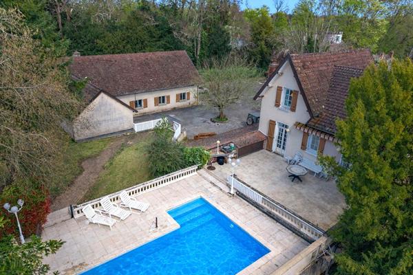 Maison à Fontaines de 190 m² avec dépendances