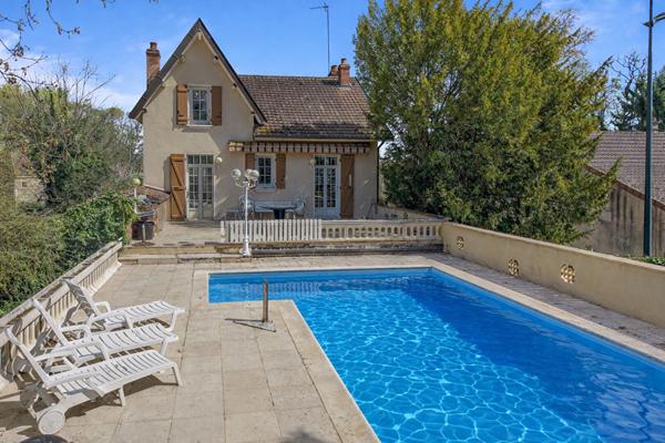 Maison à Fontaines de 190 m² avec dépendances