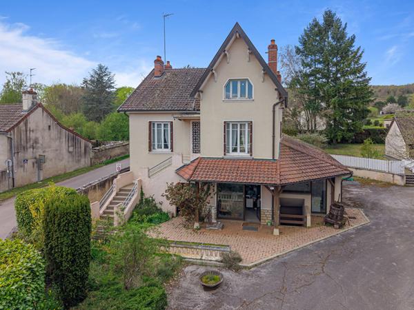 Maison à Fontaines de 190 m² avec dépendances