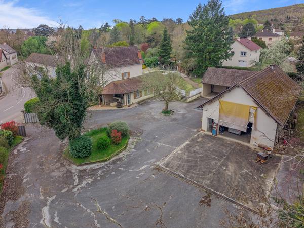 Maison à Fontaines de 190 m² avec dépendances